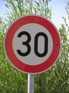 Spanien-will-das-innerstädtische-Tempolimit-auf-30-kmh-heruntersetzen-by-Samy13-pixelio.de_