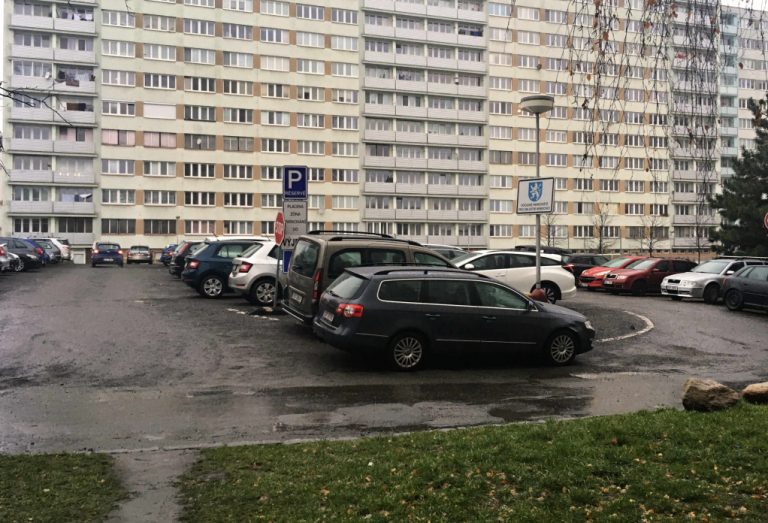 Zaveďme parkovací systém a zrušme dočasná parkoviště na zelené ploše!