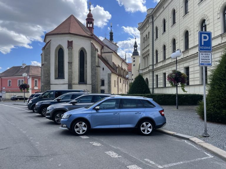 Politici porušují pravidla, občany to štve